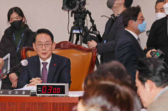 16일 오후 국회 법제사법위원회 전체회의에서 박범계 의원 등 더불어민주당 위원들이 김도읍 위원장에게 항의하며 회의장을 나서고 있다. 연합뉴스