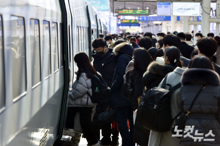서울역 승강장이 시민들과 고향으로 향하는 귀성객들로 붐비고 있다. 윤창원 기자