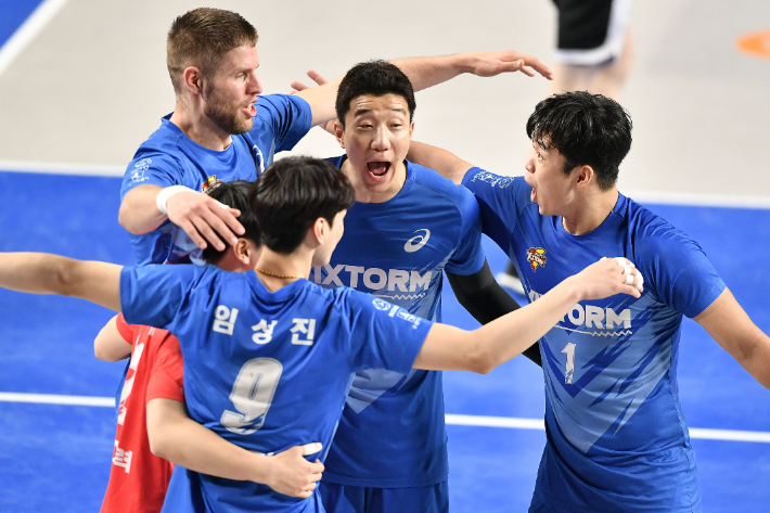 기뻐하는 한국전력 선수들. 한국배구연맹