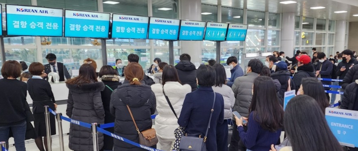 23일 오후 제주공항 내 대한항공 대기 카운터에 탑승권을 구하려는 승객들이 줄을 서 있다. 연합뉴스