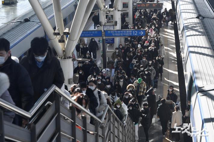 연휴 마지막날, 귀경객들로 붐비는 서울역