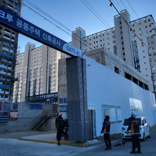 소방관들이 경북의 한 아파트 공사장 철문에 대한 안전조치를 확인하고 있다. 경북소방안전본부 제공