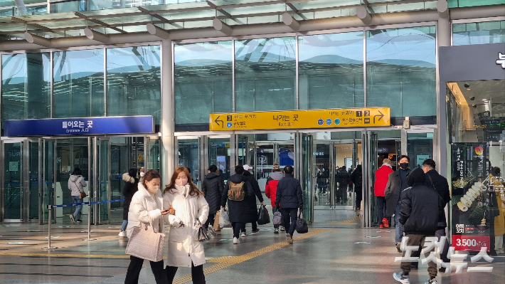 24일 오후 열차를 타고 서울에 도착한 시민들이 서울역 출입구로 들어가는 모습이다. 양형욱 기자