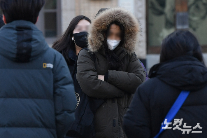 영하권 추위 속 서울 광화문네거리에 시민들이 출근을 하고 있다. 류영주 기자