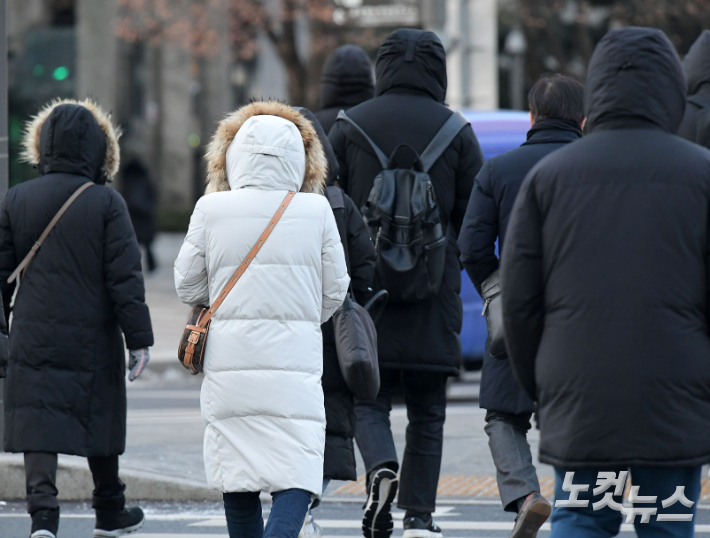 서울 광화문사거리에서 시민들이 옷깃을 여민 채 발걸음 옮기고 있다. 박종민 기자
