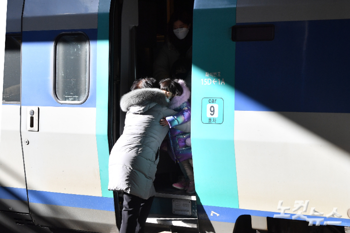 설 연휴 마지막 날인 지난 24일 서울역에서 열차가 떠나기 전 가족들이 인사를 나누고 있다. 류영주 기자