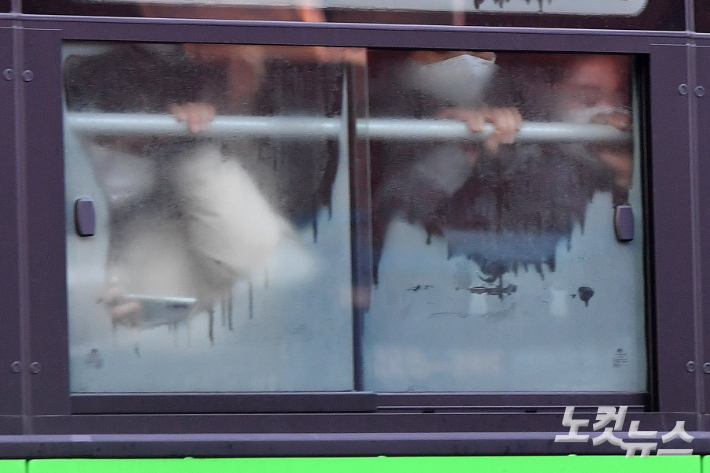 서울 시내 거리를 지나는 버스 창문에 습기가 차있다. 류영주 기자