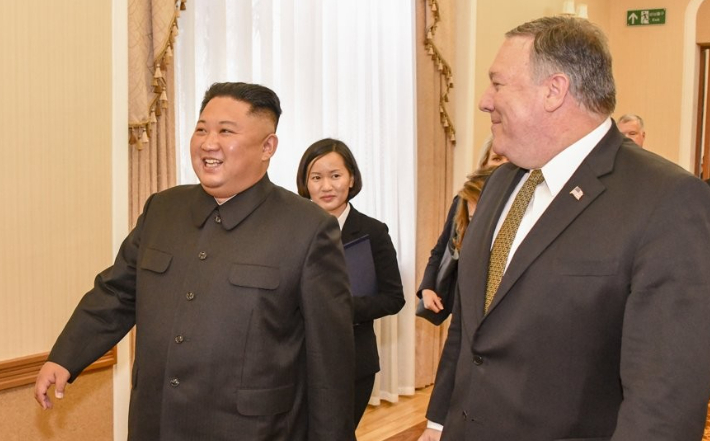 북한 김정은 국무위원장이 2018년 10월 7일 당시 평양을 방문한 마이크 폼페이오 미국 국무장관과 오찬을 함께하기 위해 걸어가고 있다. 연합뉴스