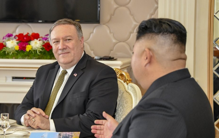 2018년 10월 7일 당시 북한을 방문한 마이크 폼페이오 미국 국무장관이 평양에서 열린 오찬에서 김정은 국무위원장의 이야기를 듣고 있다. 연합뉴스