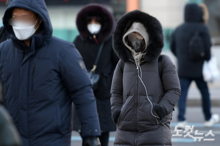 전국에 한파특보가 발효된 25일 서울 광화문사거리에서 두터운 옷차림의 시민들이 출근길을 재촉하고 있다. 박종민 기자