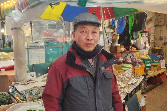 금천구 은행나무시장에서 '령현야채'를 운영하는 김재우 씨. 연합뉴스