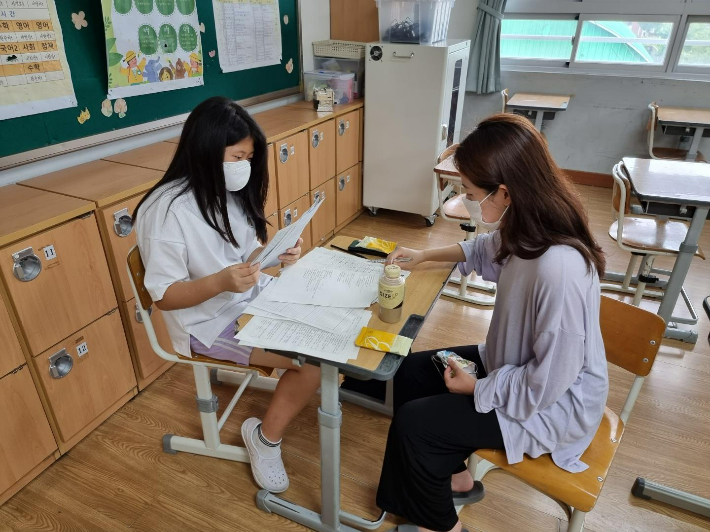  '학습지원 튜터링' 사업에 참여하는 한 대학생이 교실에서 학습 지원을 하고 있는 모습. 울산광역시교육청 제공