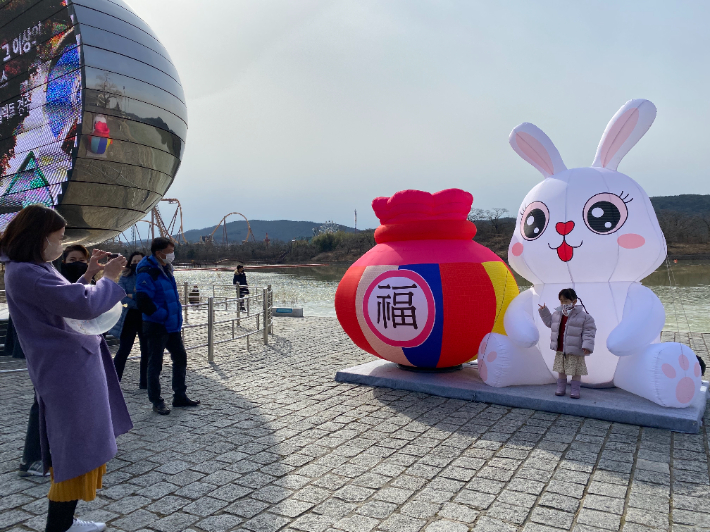 설연휴를 맞아 관광객들이 보문호반광장에서 야외행사를 즐기고 있다. 경북문화관광공사 제공