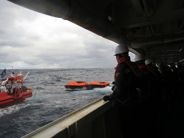 제주 공해상서 22명 탄 홍콩 화물선 침몰…12명 구조