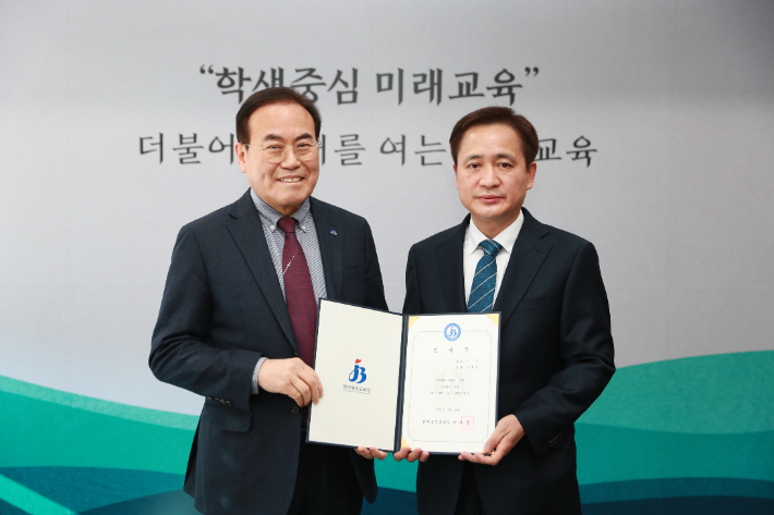 이홍열 전북교육청 신임 감사관(사진 오른쪽). 전북교육청 제공