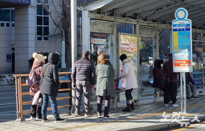 25일 부산의 한 버스정류장에서 시민들이 두껍게 옷을 껴입고 버스를 기다리고 있다. 김혜민 기자