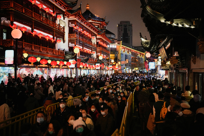 춘제를 맞아 지난 22일 중국 상하이의 예원 연등 축제를 찾은 인파. 연합뉴스