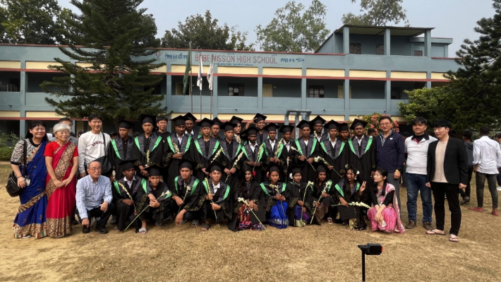보배로운교회가 방글라데시에 세운 보배하이스쿨학생들