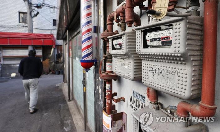 전국적으로 강추위가 찾아오며 난방비 급등 우려가 커지고 있는 가운데 24일 서울 시내 한 주택 가스계량기 모습. 연합뉴스