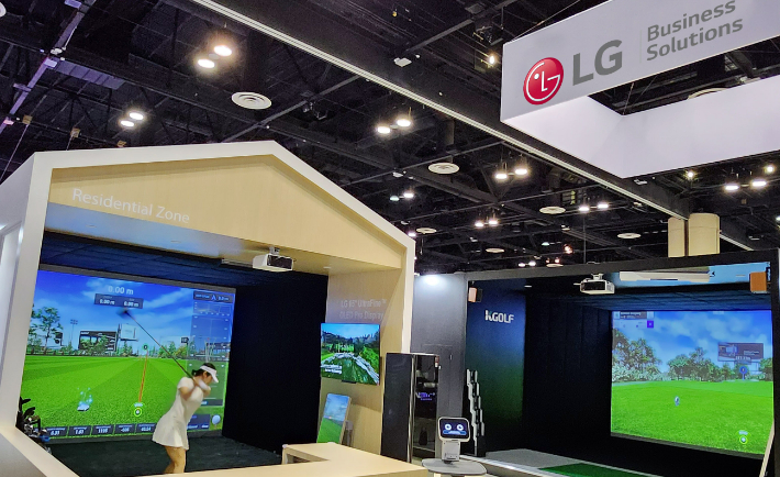 LG전자가 현지시간 24일부터 나흘간 美 올랜도에서 열리는 세계 최대 골프 전시회 'PGA 쇼(PGA Show) 2023'에 첫 참가한다. LG전자는 스크린골프 시뮬레이터 제작 전문기업 케이골프(KGOLF)와 함께 공간 맞춤형 실내 골프 솔루션을 선보인다. 사진은 LG전자 전시관 내 조성한 마치 고급 주택의 실내 공간을 연상시키는 레지덴셜 존에서 모델이 실내 골프를 즐기는 모습. LG전자 제공