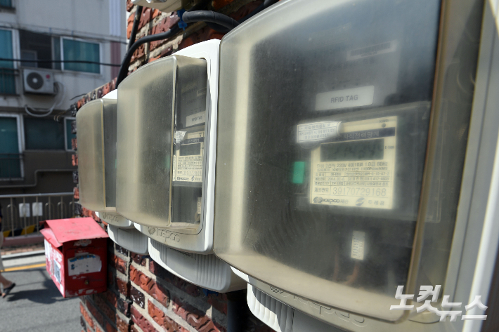 전기요금을 포함한 공공요금 인상 등의 영향으로 기대인플레이션율이 상승했다. 사진은 서울시내 주택가에 설치된 전기 계량기 모습. 황진환 기자