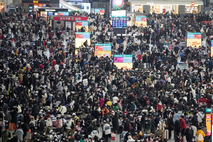 중국 최대 명절 춘제(春節·음력설)를 앞둔 지난 18일 상하이 훙차오역에 인파가 들어차 있다. 연합뉴스