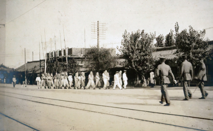'105인 사건' 공판을 위해 끌려가는 사람들(1912년). 서울역사박물관 제공