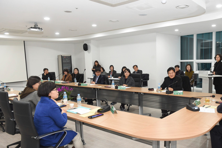 원주시 작은도서관협의회 회의 장면. 원주시 제공 