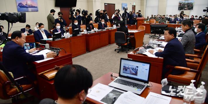 26일 서울 여의도 국회에서 열린 국방위원회 전체회의 북한 무인기 침범에 대한 현안보고에서 더불어민주당 김병주 간사가 신상발언과 관련 한기호 위원장과 대립을 하고 있다.