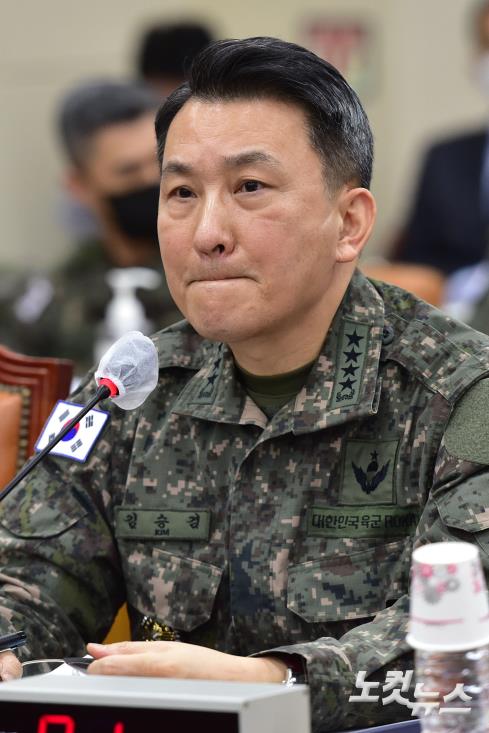 김승겸 합동참모의장이 26일 서울 여의도 국회에서 열린 국방위원회 전체회의 북한 무인기 침범에 대한 현안질의에서 굳은 표정을 짓고 있다.