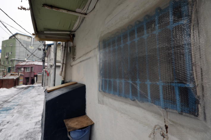 26일 서울 용산구 동자동 한 주택의 창문이 에어캡으로 쌓여 있다. 연합뉴스