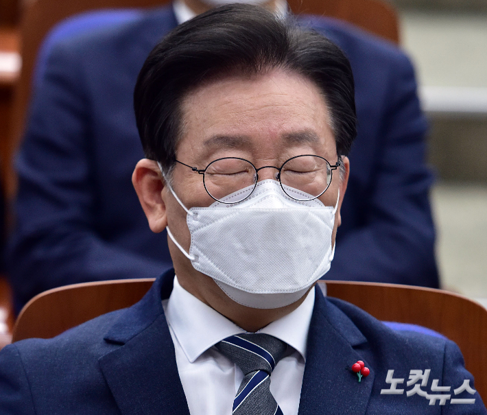 더불어민주당 이재명 대표가 지난 17일 서울 여의도 국회에서 열린 의원총회에서 눈을 감고 생각에 잠겨있다. 윤창원 기자