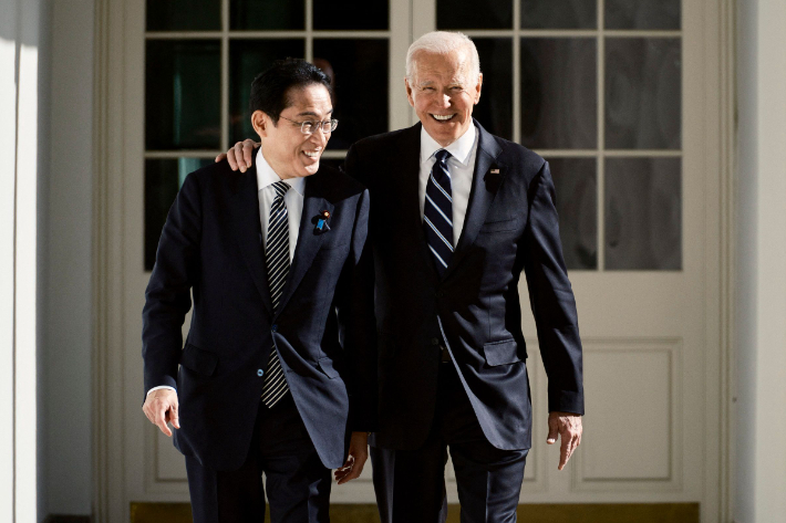 조 바이든 미국 대통령(오른쪽)과 기시다 일본 총리. 연합뉴스