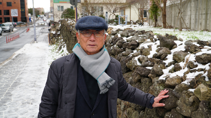 전명종(84) 할아버지가 4.3 당시 성 안에서의 생활을 증언하고 있다. 고상현 기자