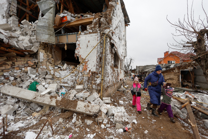 러시아 공습에 무너진 키이우 건물. 연합뉴스