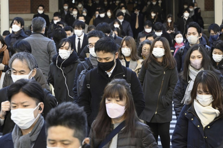 일본 도쿄역 밖에서 마스크를 쓴 시민들이 출근하고 있다. 연합뉴스