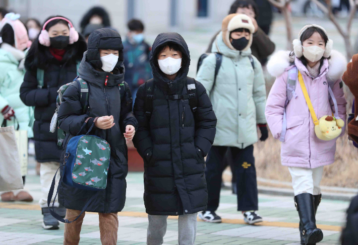 마스크를 착용한 학생들이 두꺼운 외투 차림으로 등교하고 있다. 연합뉴스