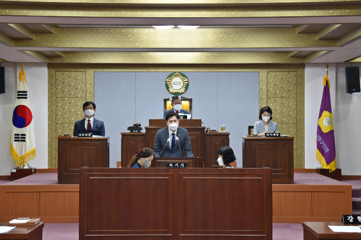 지난해 12월 열린 사하구의회 본회의에서 유영현 의원이 발언하고 있다. 사하구의회 제공 