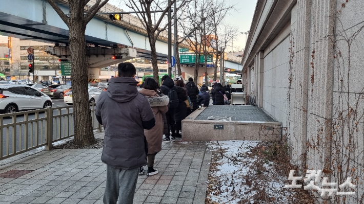 서울 압구정동 H백화점 시계 매장 오픈런 대기줄.