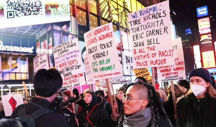 흑인 운전자 사망사건에 항의하기 위한 뉴욕 시위대가 맨해튼 거리를 행진하고 있다. 연합뉴스