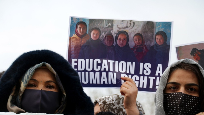 파키스탄 이슬라마바드에서 지난 21일(현지시간) 아프가니스탄 출신 난민들이 탈레반 정부의 여성 교육 억압 정책에 항의하고 있다. 연합뉴스