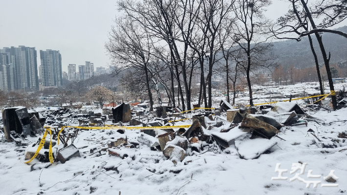 지난 20일 발생한 화재로 타버린 구룡마을 4지구. 전날 내린 눈으로 집터 위에 눈이 소복히 쌓여 있다. 민소운 기자