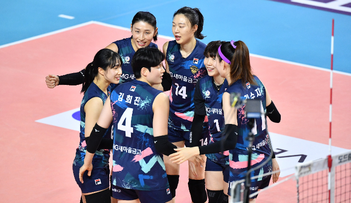 올스타전에서 팀 동료들과 기뻐하는 흥국생명 김연경(왼쪽 두 번째). 한국배구연맹