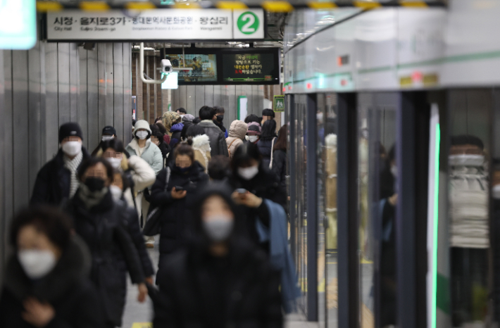 29일 오전 서울 신촌역에서 마스크를 쓴 시민들이 지하철을 이용하고 있다. 연합뉴스