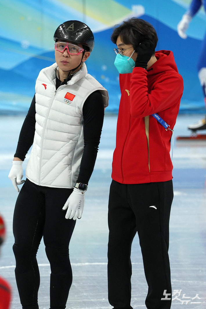 지난 2022 베이징 동계올림픽 당시 중국 쇼트트랙 대표팀 김선태 감독과 빅토르 안(안현수, 왼쪽) 코치가 훈련 중 대화하고 있다. 베이징(중국)=박종민 기자