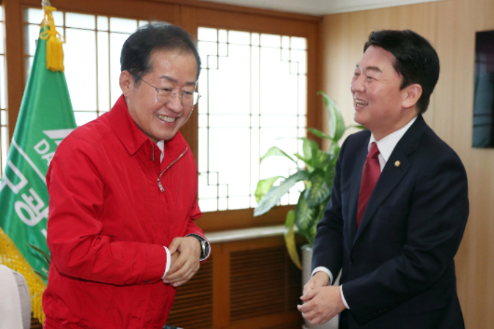 지난해 9월 21일 대구시청에서 만난 홍준표 대구시장과 국민의힘 안철수 의원. 연합뉴스