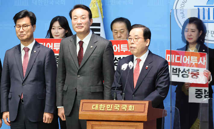 국민의힘 박성중 의원이 30일 국회 소통관에서 최고위원 출마 기자회견을 하고 있다. 연합뉴스