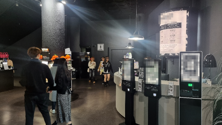 마스크 착용 의무가 해제된 30일 제주시 해안동 한 실내 관광지 모습. 고상현 기자