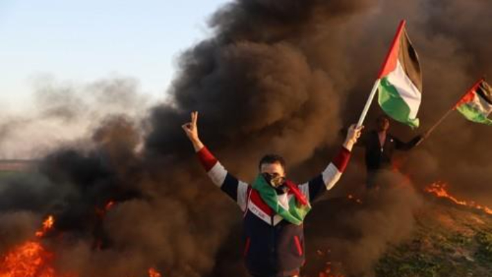 이스라엘군이 요르단강 서안 수색 도중 팔레스타인 무장세력과 주민 9명을 사살한 지난 26일(현지시간) 팔레스타인 시위대가 가자지구 접경지역에서 격렬한 항의시위를 벌이고 있다. 이날 팔레스타인 자치정부(PA)는 성명을 통해 이스라엘과의 치안협력 중단을 선언했다. PA는 그동안 요르단강 서안 등지에서 이스라엘군 수색작전 등에 협력해왔다. 연합뉴스
