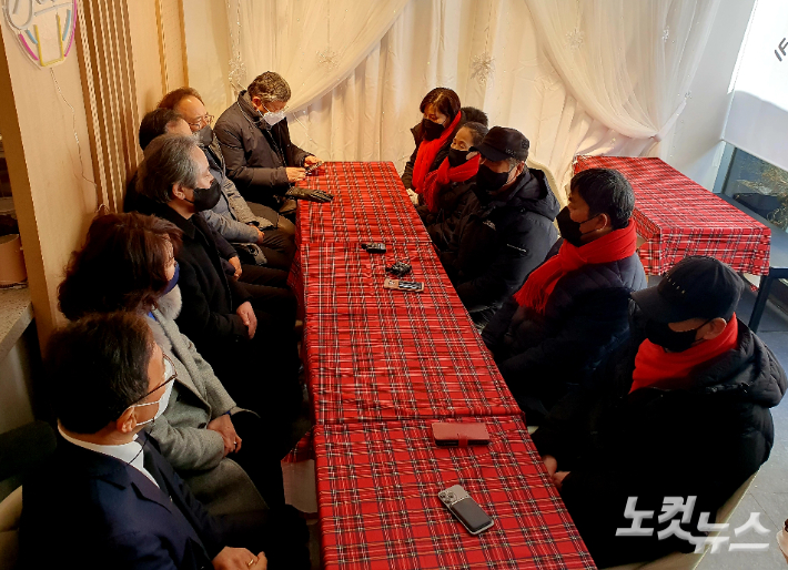 교회협 실행위원들이 분향소 방문후 이태원 참사 유가족들과 이야기를 나누고 있다. 